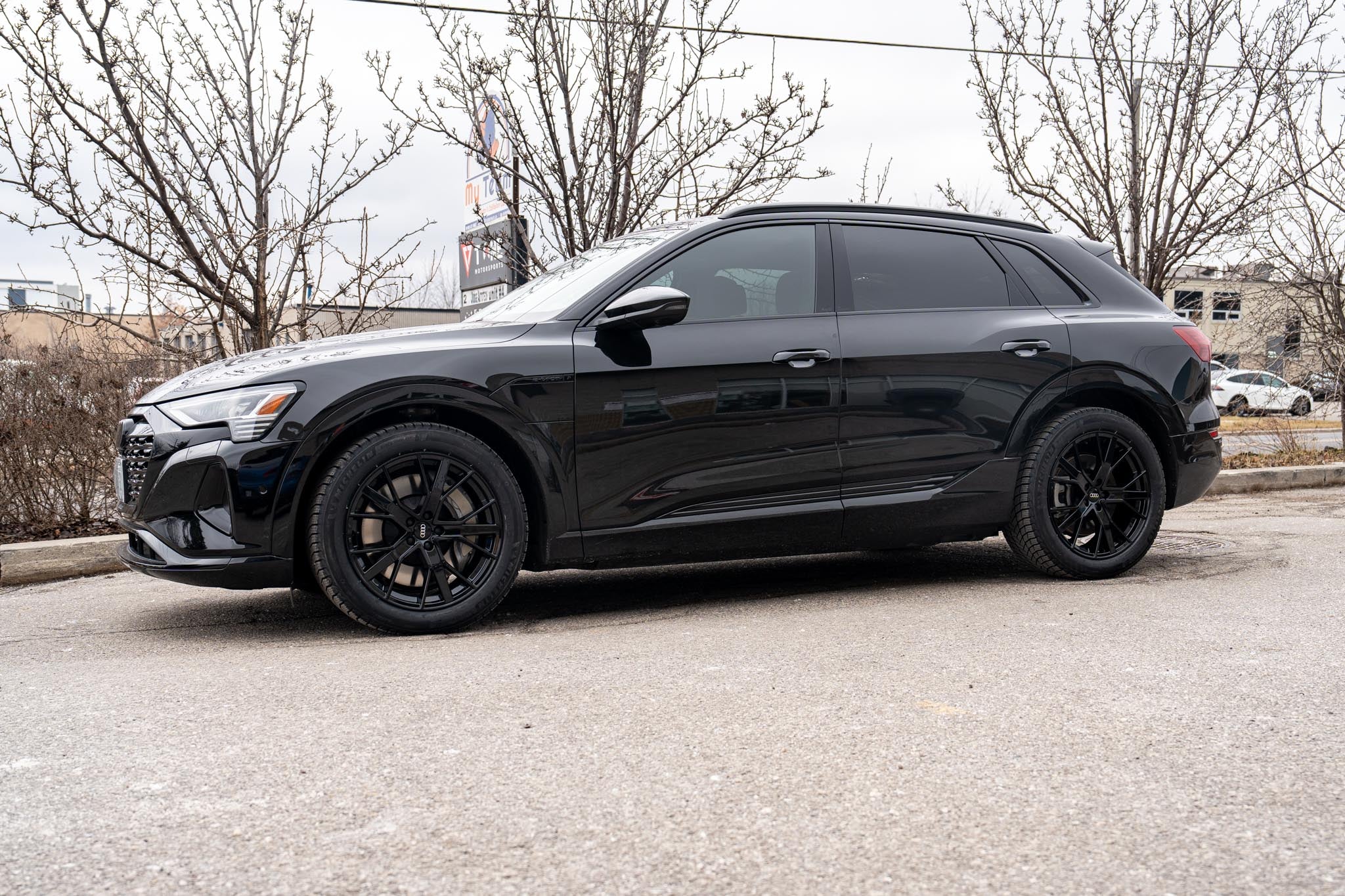 Audi Q8 e-tron x R224 Gloss Black | T1 Motorsports