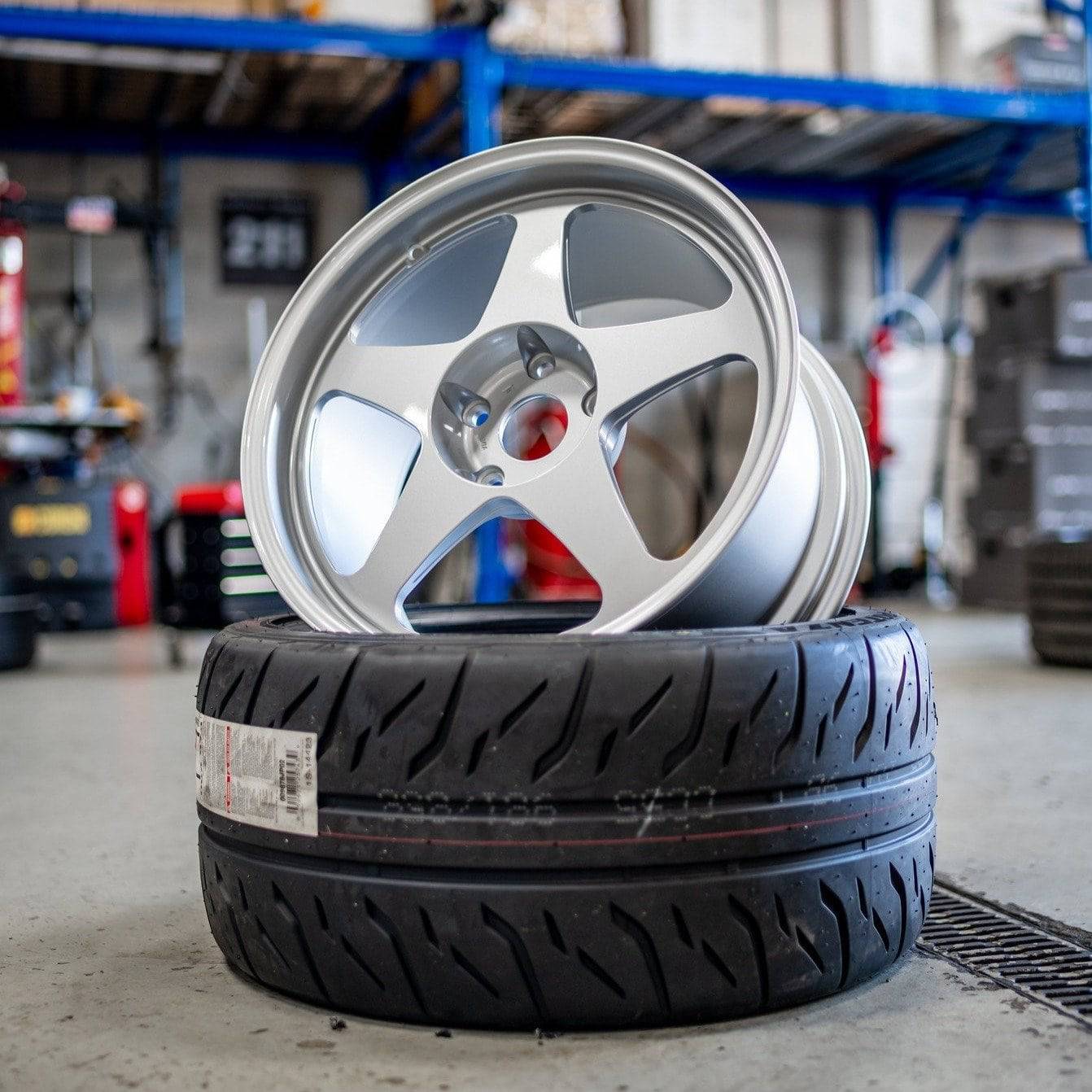 Desmond Regamaster EVO II 18x10 / 5x120 / Offset +25 - Gloss SILVER - T1 Motorsports